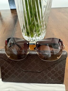 Gucci womens sunglasses full inclusion. Authentic in GUC.